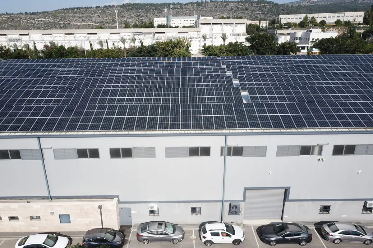 Capannone con impianto fotovoltaico sulla copertura visto dal piazzale
