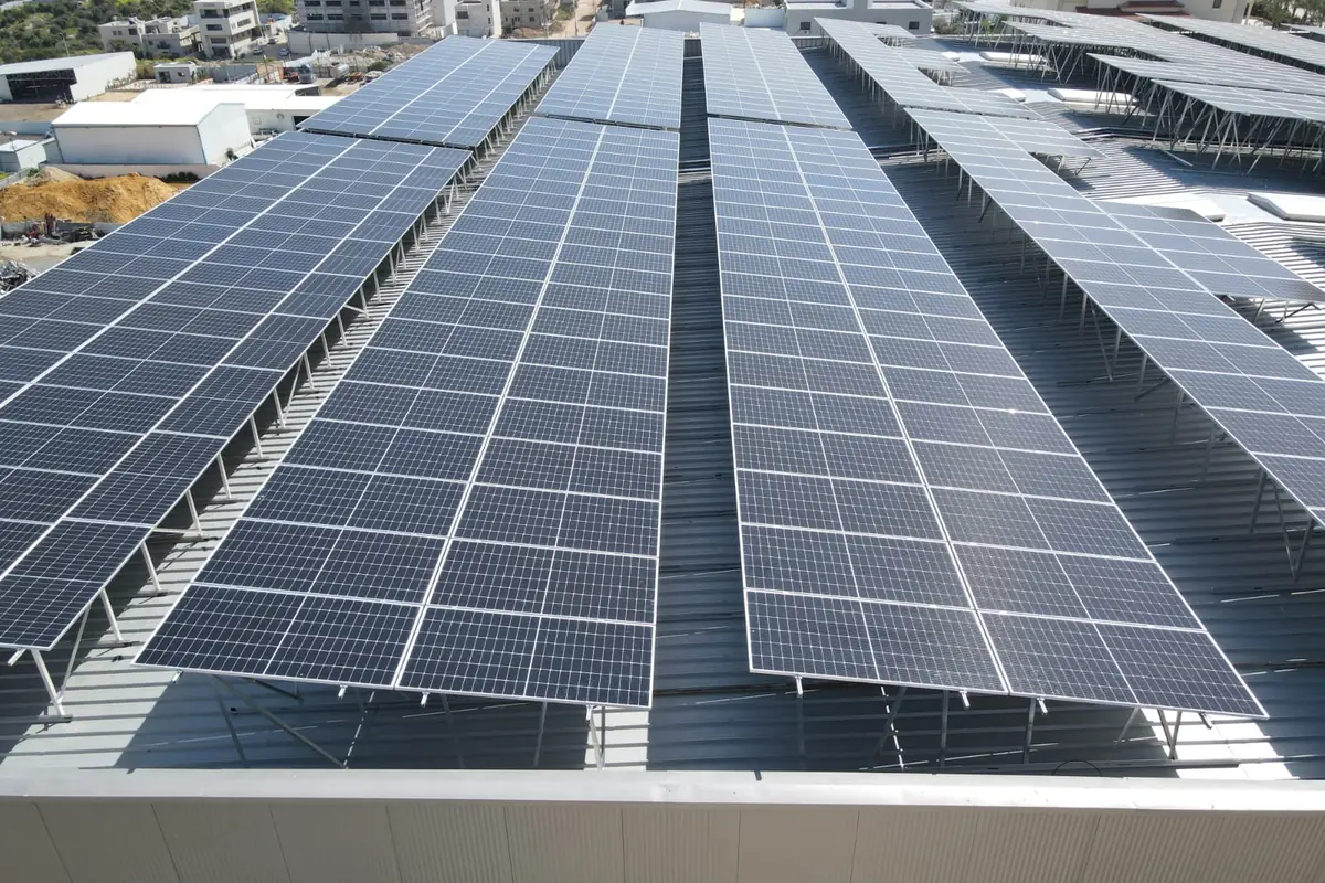 Copertura di un capannone interamente occupata da moduli fotovoltaici