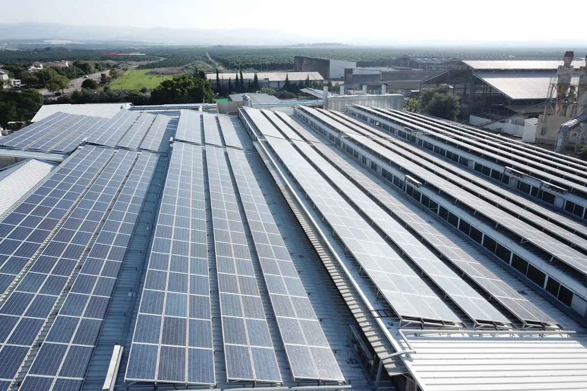 Impianto fotovoltaico esteso su più tetti industriali
