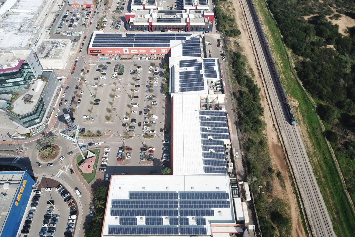 Complesso con più edifici vicini e pannelli fotovoltaici su ogni copertura