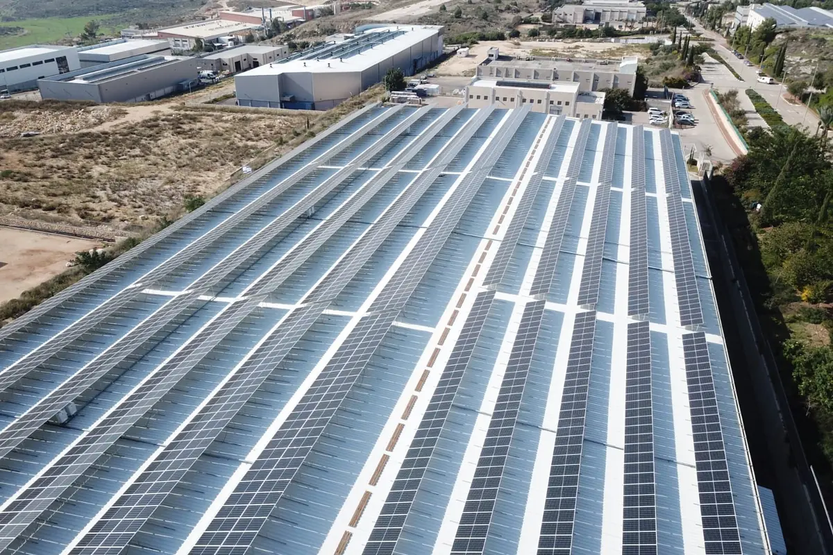 Grande tetto industriale coperto da pannelli fotovoltaici